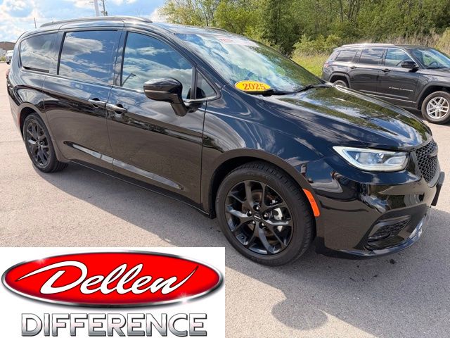 2025 Chrysler Pacifica Limited's photo