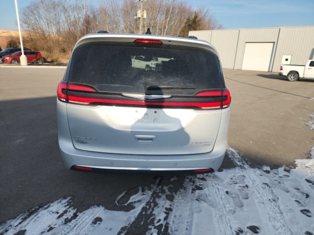 Used 2023 Chrysler Pacifica Limited Van Passenger Van