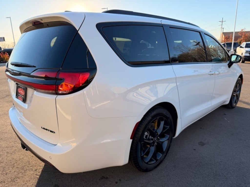 New 2026 Chrysler Pacifica LIMITED Passenger Van
