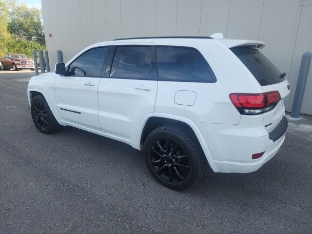 2020 Jeep Grand Cherokee Laredo photo 2