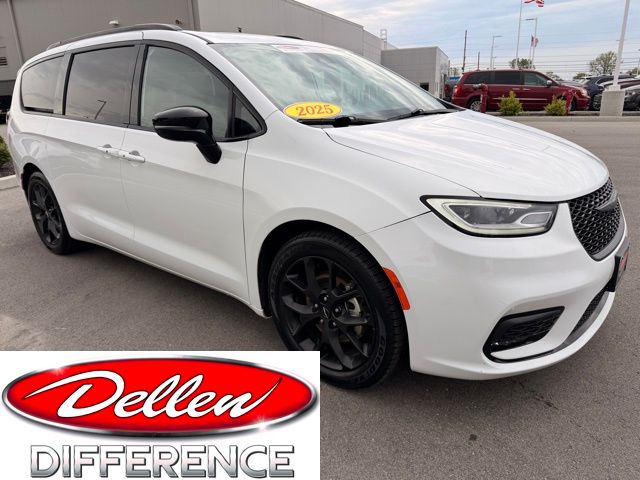 2025 Chrysler Pacifica Limited's photo