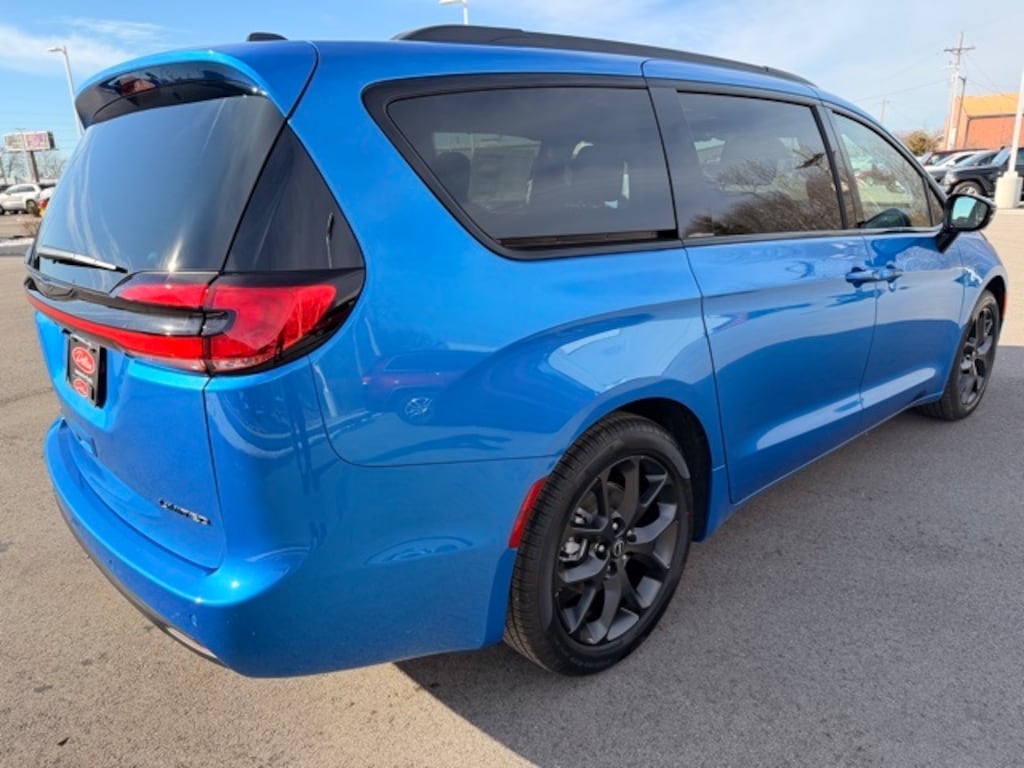 New 2026 Chrysler Pacifica LIMITED Passenger Van