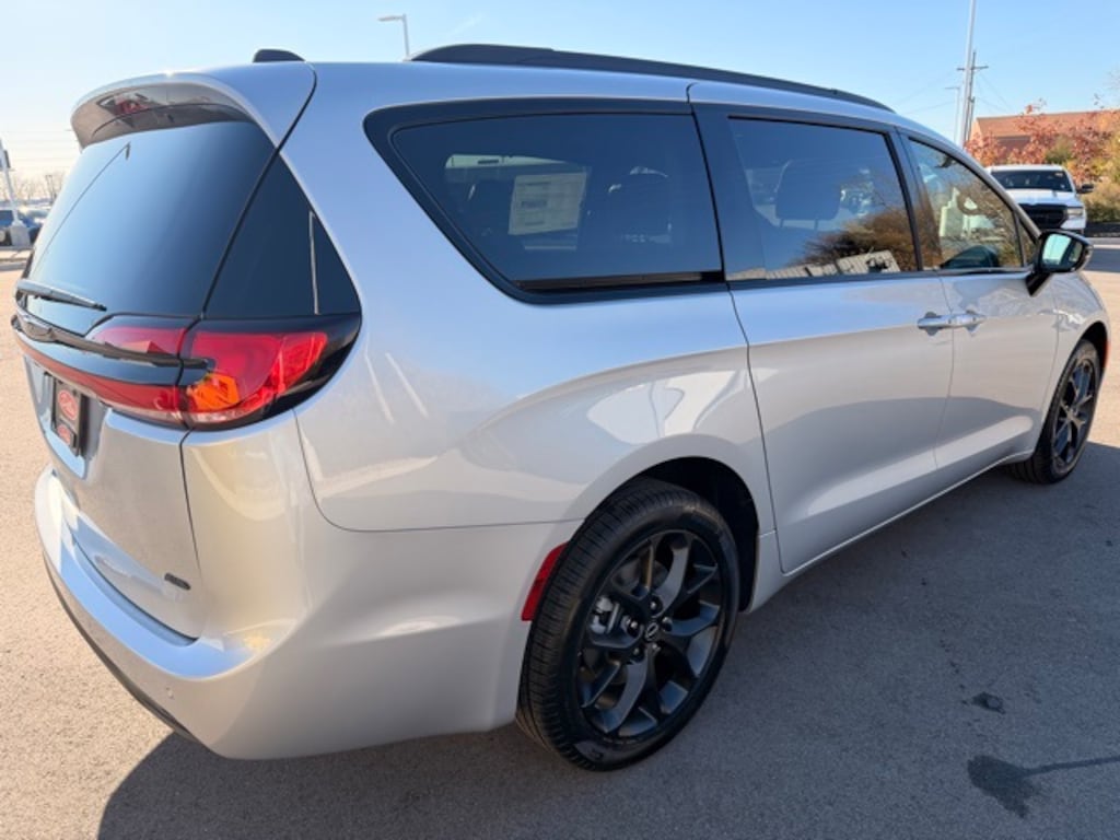 New 2026 Chrysler Pacifica SELECT AWD Passenger Van