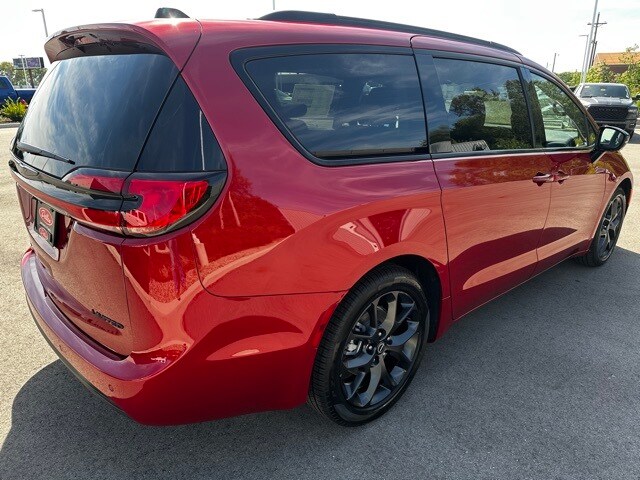 2026 Chrysler Pacifica Limited photo 3