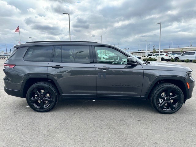 2025 Jeep Grand Cherokee Altitude photo 2