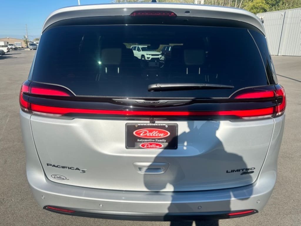 New 2026 Chrysler Pacifica LIMITED AWD Passenger Van