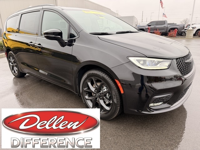 2026 Chrysler Pacifica Limited's photo