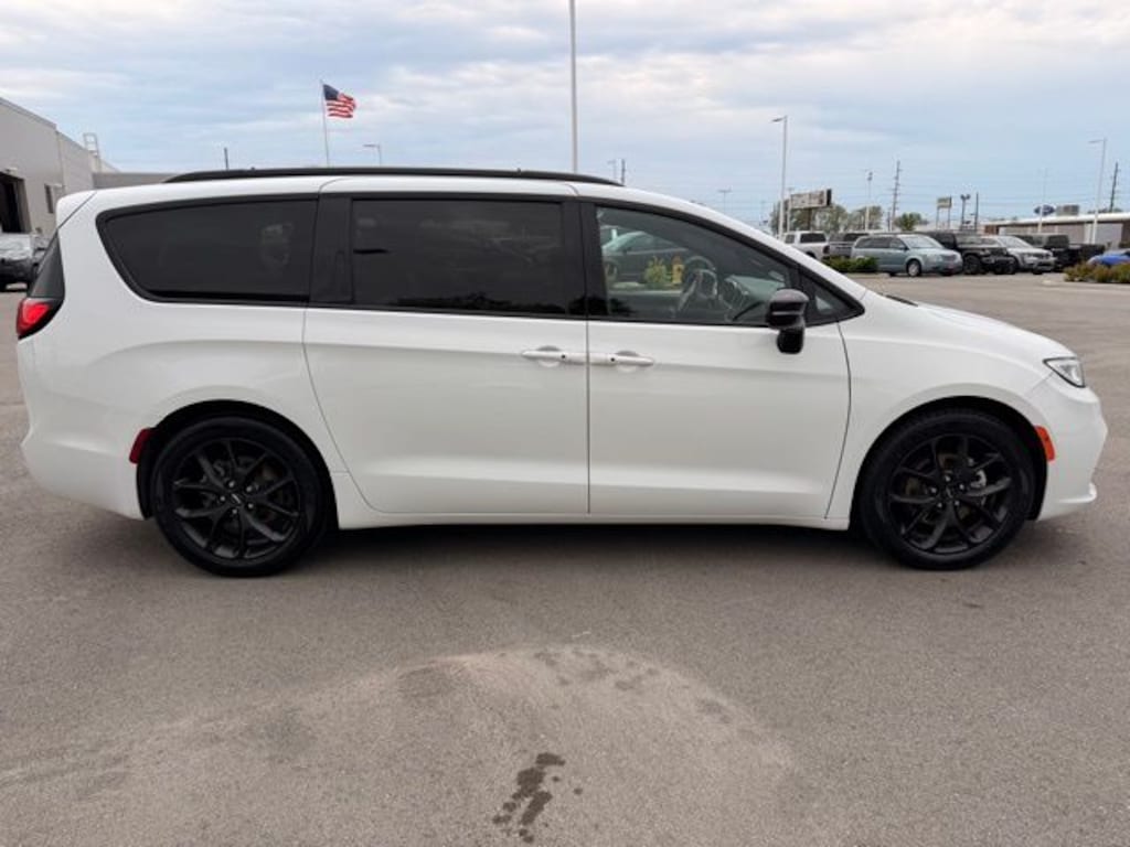 Used 2025 Chrysler Pacifica Limited Van Passenger Van