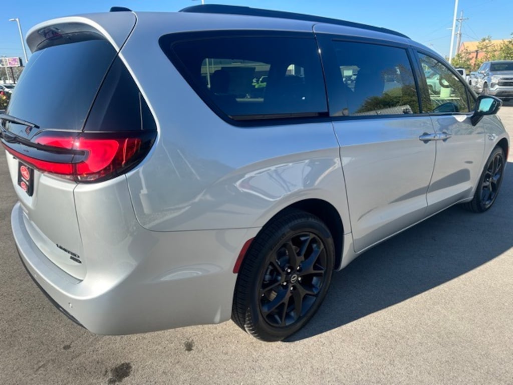 New 2026 Chrysler Pacifica LIMITED AWD Passenger Van
