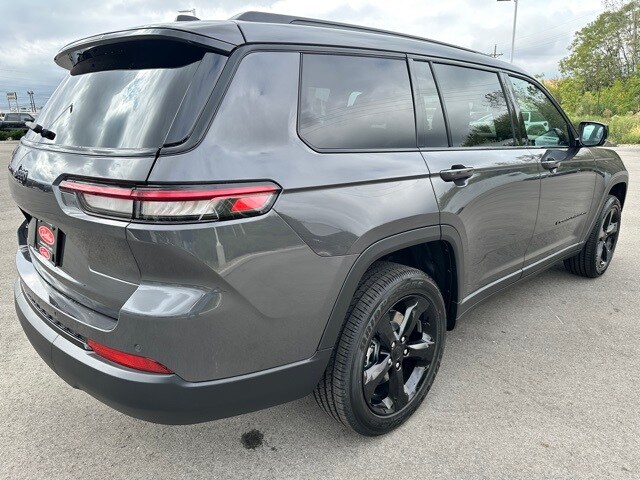 2025 Jeep Grand Cherokee Altitude photo 3