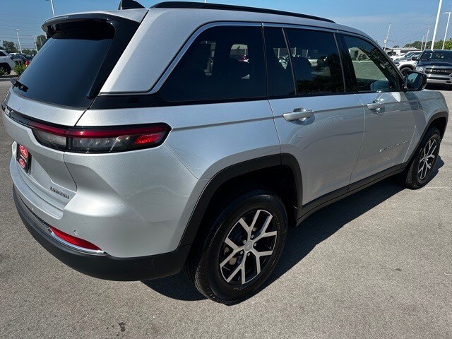 2025 Jeep Grand Cherokee Limited photo 3