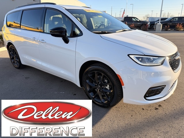 2026 Chrysler Pacifica Limited's photo