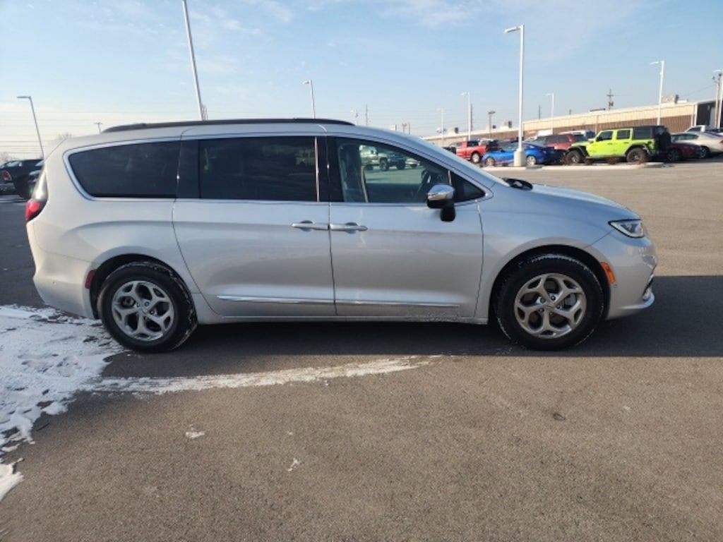 Used 2023 Chrysler Pacifica Limited Van Passenger Van