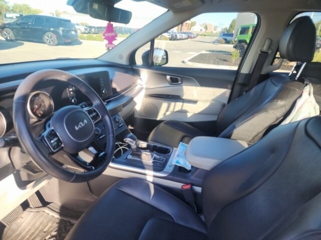 2023 Kia Carnival LX photo 2