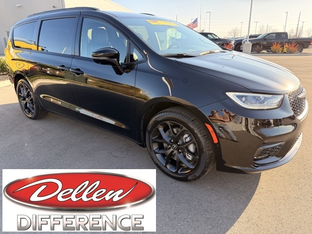 2026 Chrysler Pacifica Select's photo