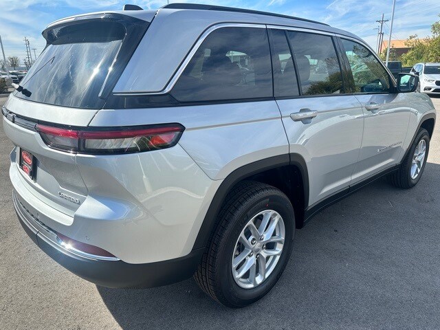 2025 Jeep Grand Cherokee Laredo Altitude photo 3