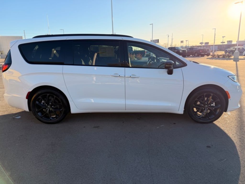New 2026 Chrysler Pacifica LIMITED Passenger Van