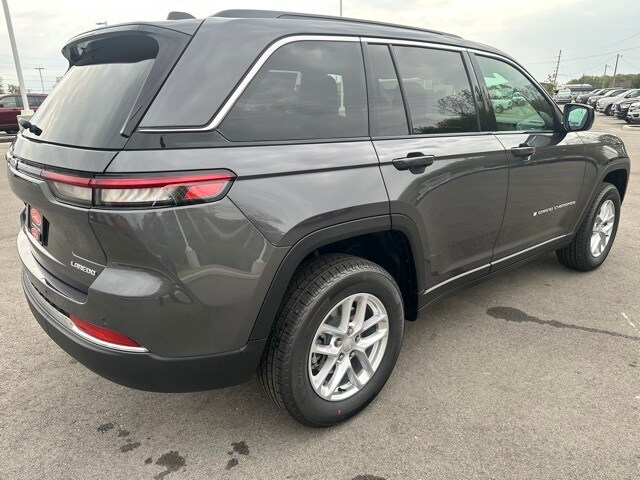2025 Jeep Grand Cherokee Laredo Altitude photo 3