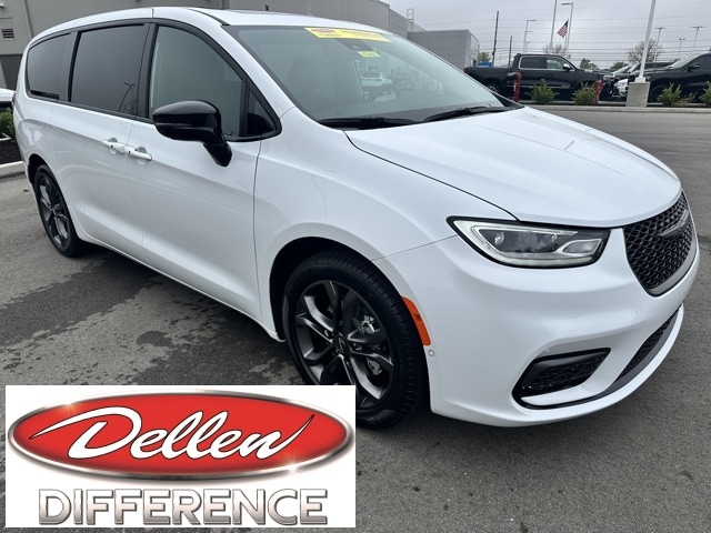 2026 Chrysler Pacifica Select's photo