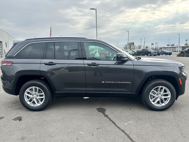 2025 Jeep Grand Cherokee Laredo Altitude photo 2