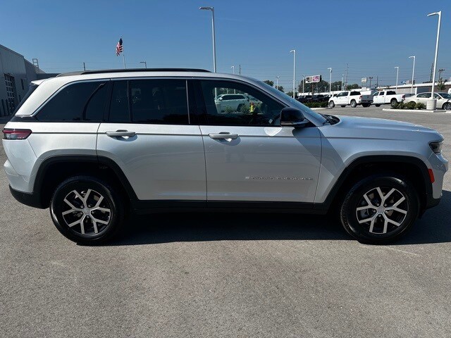 2025 Jeep Grand Cherokee Limited photo 2