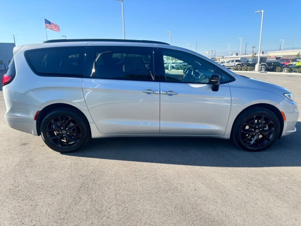 New 2026 Chrysler Pacifica LIMITED AWD Passenger Van