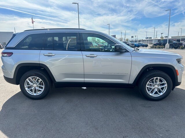 2025 Jeep Grand Cherokee Laredo Altitude photo 2
