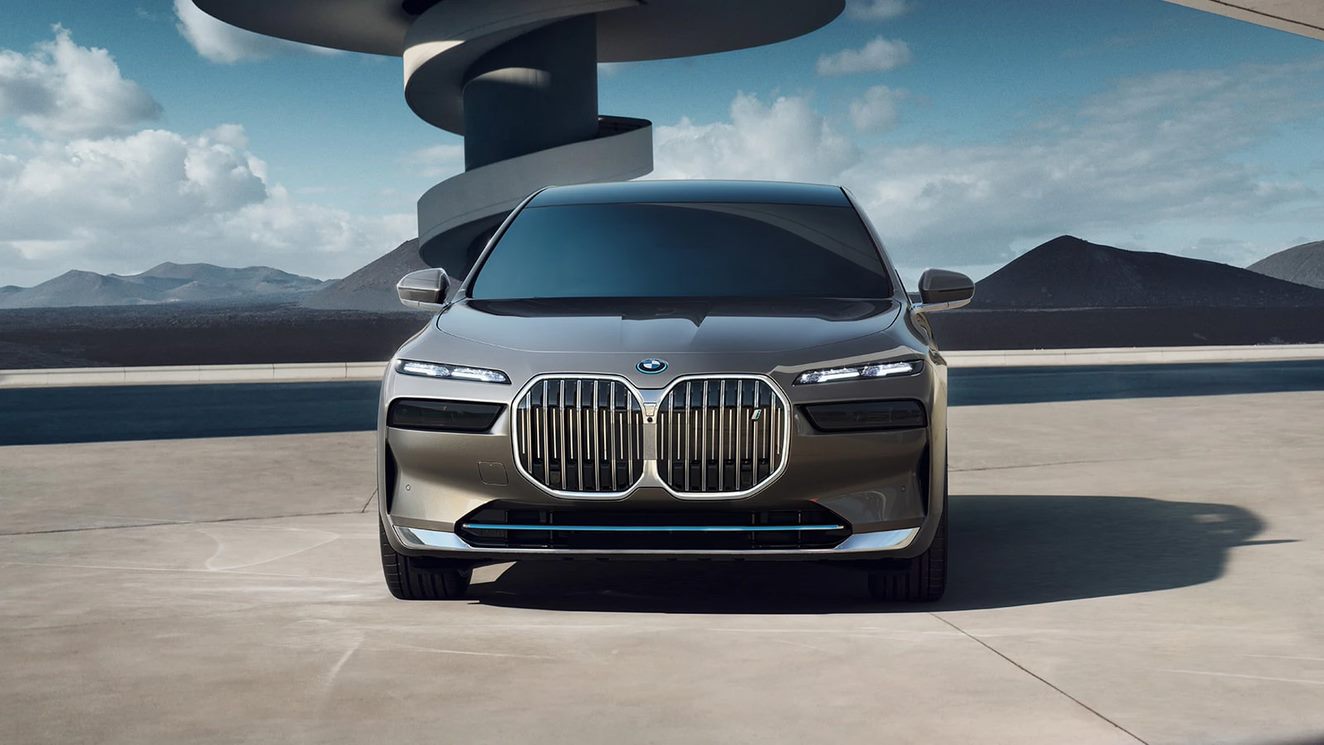 BMW i7 front view.jpg