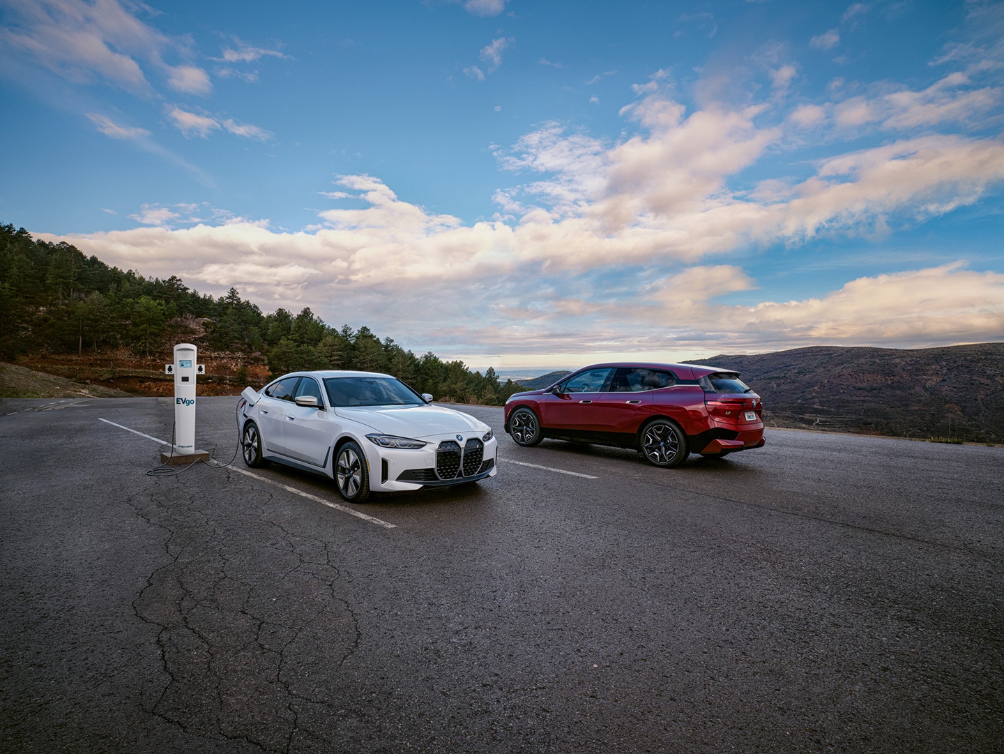 2022_BMW_iX_i4_packshot.jpg