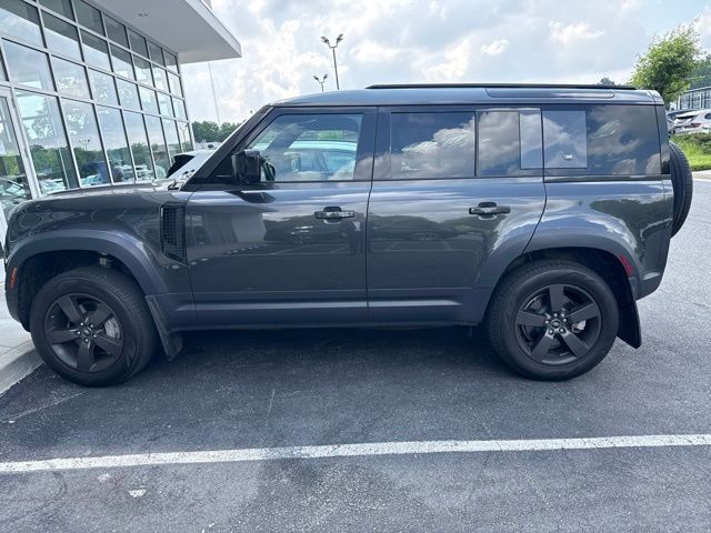 2023 Land Rover Defender SE's photo
