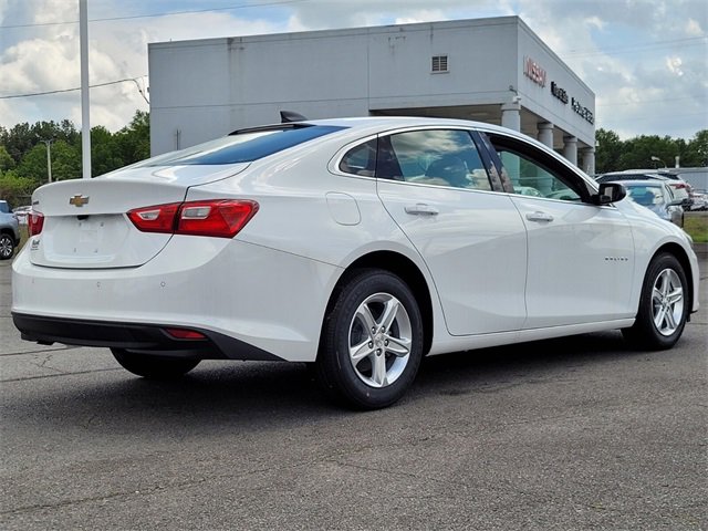2025 Chevrolet Malibu photo 3