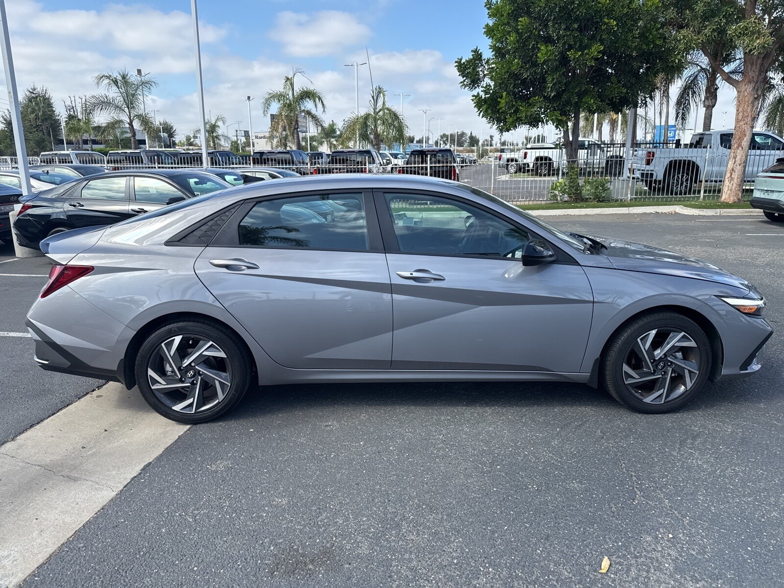 2025 Hyundai Elantra SEL Sport photo 2