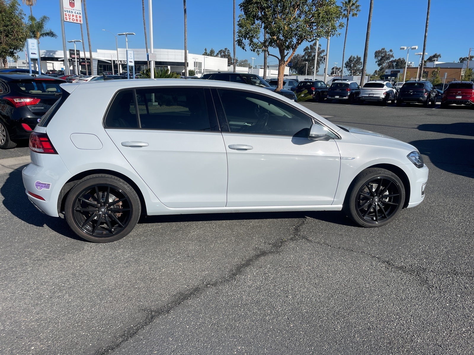 Used 2017 Volkswagen e-Golf e-Golf SE with VIN WVWKR7AU2HW954766 for sale in Anaheim, CA