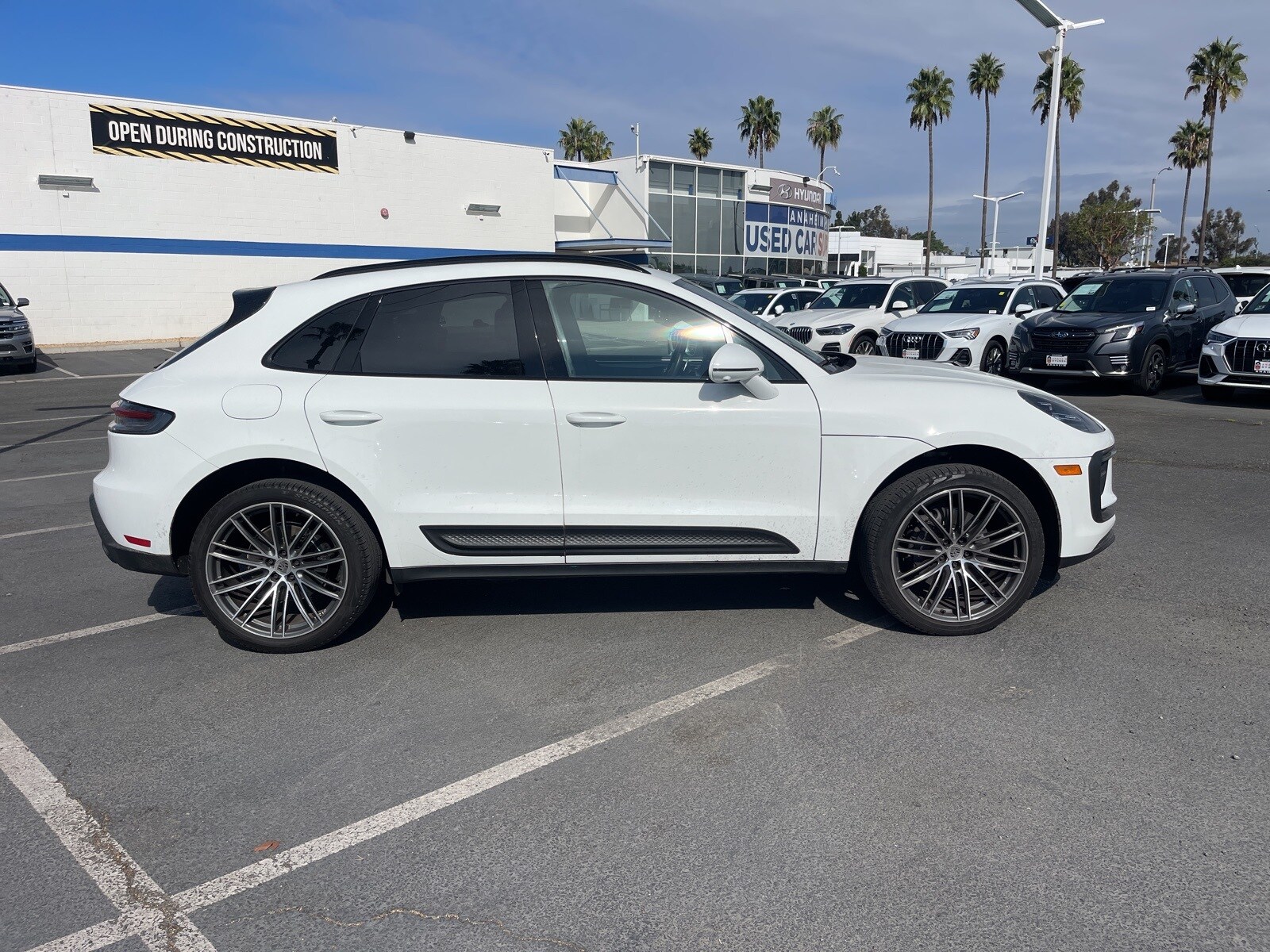 2024 Porsche Macan Base photo 2