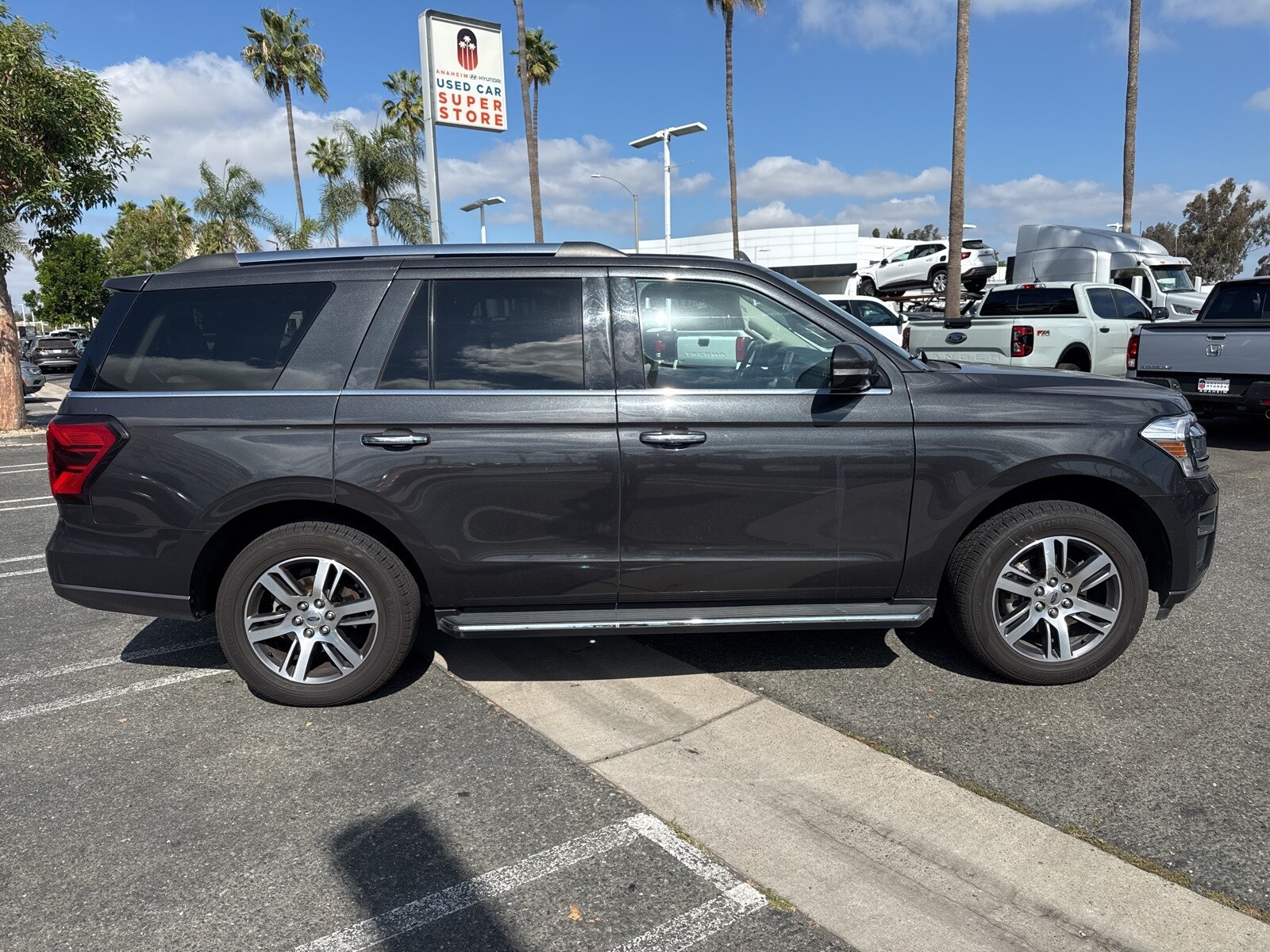 2023 Ford Expedition Limited photo 2