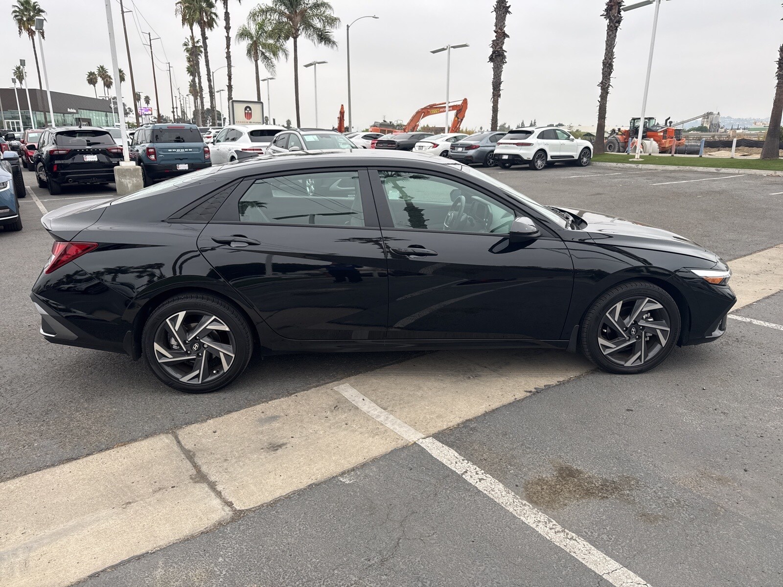 2025 Hyundai Elantra SEL Sport photo 2