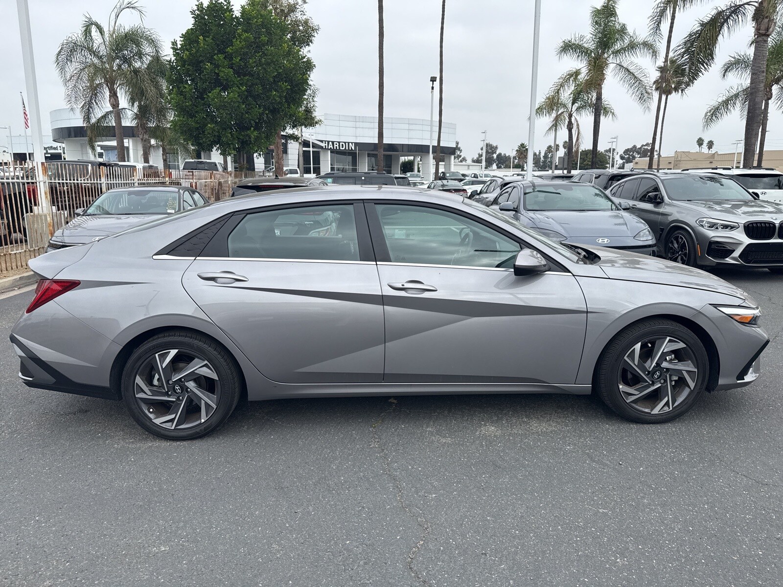 2025 Hyundai Elantra SEL Convenience photo 2