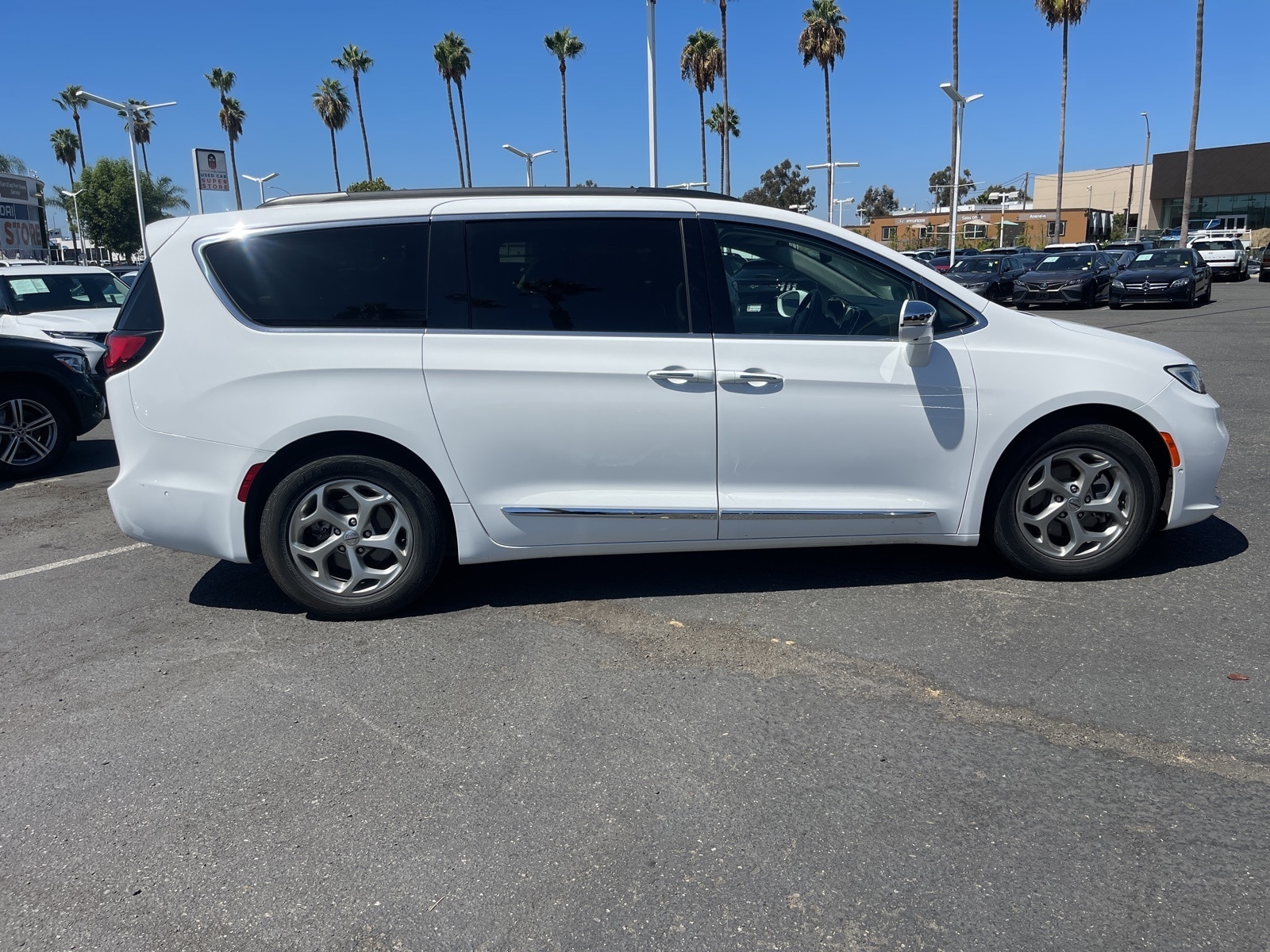 Used 2022 Chrysler Pacifica Limited with VIN 2C4RC1GG4NR128102 for sale in Anaheim, CA