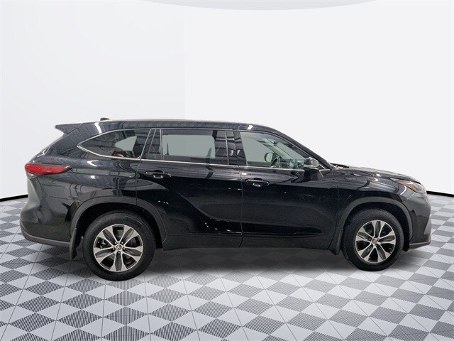 2022 Toyota Highlander XLE photo 2