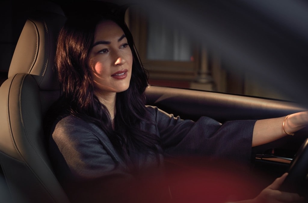 2025-cx30-2-5s-premium-woman-driver_1024x768.jpg