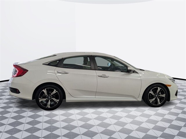 2017 Honda Civic Touring photo 4