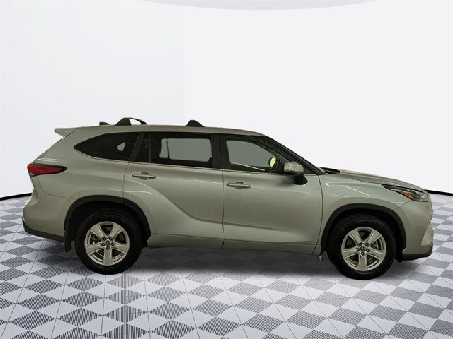 2023 Toyota Highlander Hybrid LE photo 4