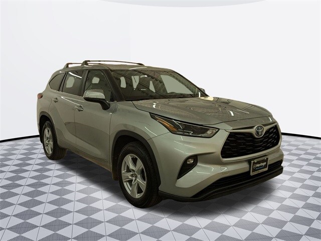 2023 Toyota Highlander Hybrid LE photo 3