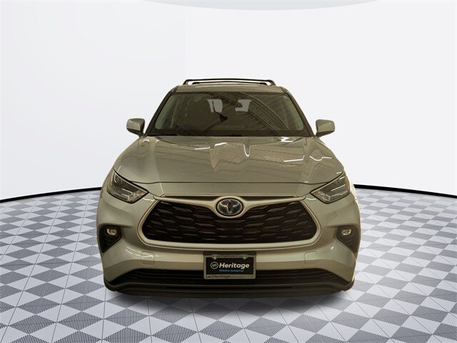 2023 Toyota Highlander Hybrid LE photo 2