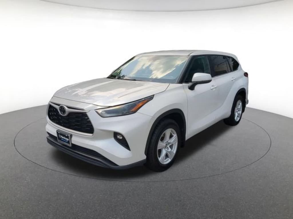 Used 2023 Toyota Highlander LE Sport Utility