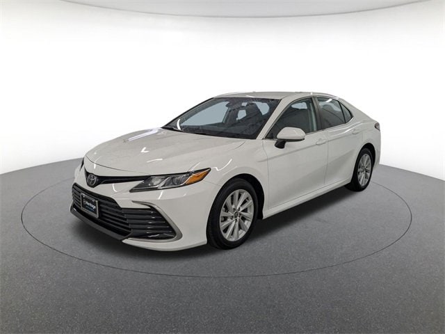 2022 Toyota Camry LE's photo