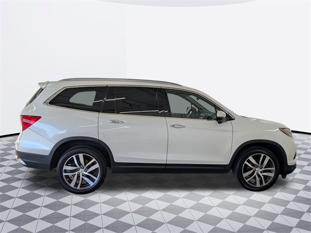 2017 Honda Pilot Touring Sport photo 4