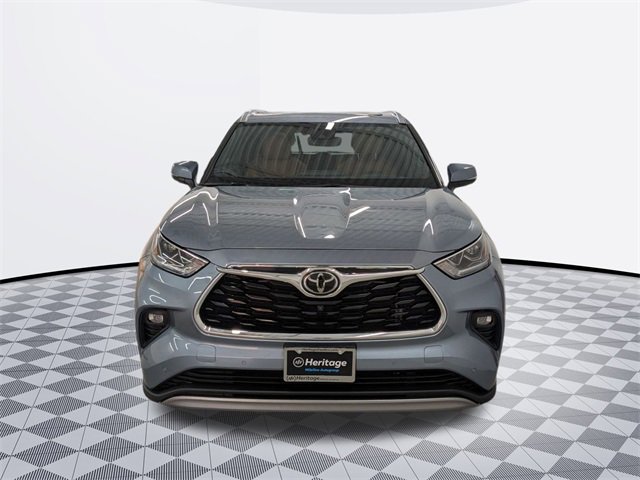 2022 Toyota Highlander Platinum photo 2