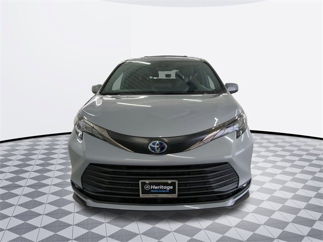 2022 Toyota Sienna XLE Woodland Edition photo 2