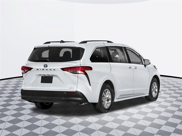 2025 Toyota Sienna XLE photo 2